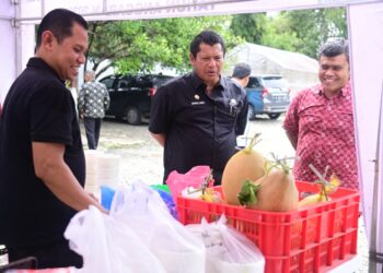 Sekdakab Aceh Besar Bahrul Jamil SSos MSi meninjau pelaksanaan kegiatan Pasar Tani di halaman Kantor Dinas Pertanian Aceh Besar, Kamis (16/10/2025). FOTO/ MC ACEH BESAR