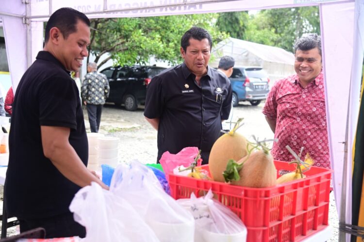 Sekdakab Aceh Besar Bahrul Jamil SSos MSi meninjau pelaksanaan kegiatan Pasar Tani di halaman Kantor Dinas Pertanian Aceh Besar Kamis 16102025 FOTO MC ACEH BESAR KETIKKABARcom Sekdakab Aceh Besar Bahrul Jamil SSos MSi meninjau pelaksanaan kegiatan Pasar Tani di halaman Kantor Dinas Pertanian Aceh Besar Kamis 16102025 FOTO MC ACEH BESAR