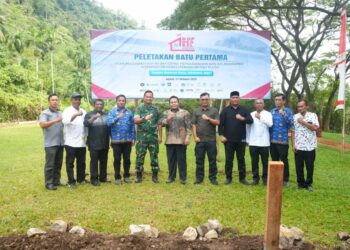 Wali Kota Sabang, Zulkifli H. Adam, didampingi Dandim 0112/Sabang Letkol Kav Edi Purwanto dan jajaran OPD, secara simbolis melakukan peletakan batu pertama pembangunan gerai dan gudang KDKMP di Gampong Cot Abeuk, Jumat (17/10).