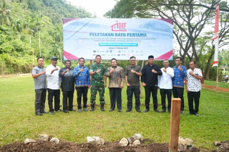 Wali Kota Sabang Zulkifli H Adam didampingi Dandim 0112Sabang Letkol Kav Edi Purwanto dan jajaran OPD secara simbolis melakukan peletakan batu pertama pembangunan gerai dan gudang KDKMP di Gampong Cot Abeuk Jumat 1710 KETIKKABARcom Wali Kota Sabang Zulkifli H Adam didampingi Dandim 0112Sabang Letkol Kav Edi Purwanto dan jajaran OPD secara simbolis melakukan peletakan batu pertama pembangunan gerai dan gudang KDKMP di Gampong Cot Abeuk Jumat 1710