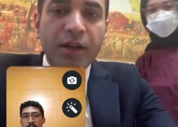 Kuasa Hukum Fazal Abbas saat menghubungi pihak kedutaan Pakistan,. Anas Khan di Jakarta. FOTO/Ist.