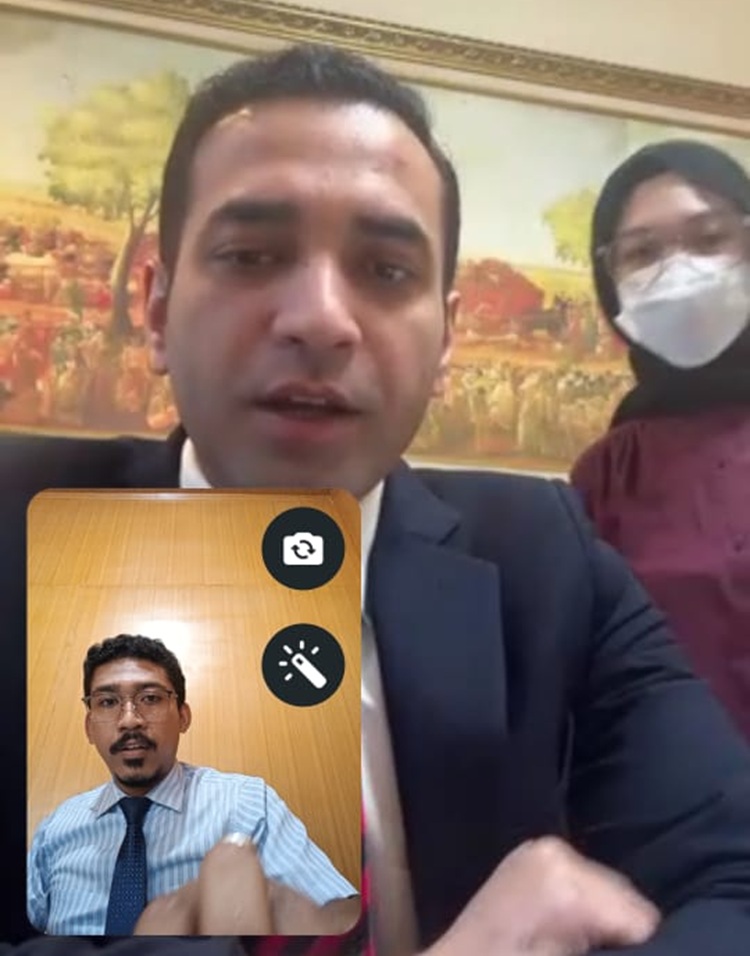 Kuasa Hukum Fazal Abbas saat menghubungi pihak kedutaan Pakistan Anas Khan di Jakarta FOTOIst KETIKKABARcom Kuasa Hukum Fazal Abbas saat menghubungi pihak kedutaan Pakistan Anas Khan di Jakarta FOTOIst