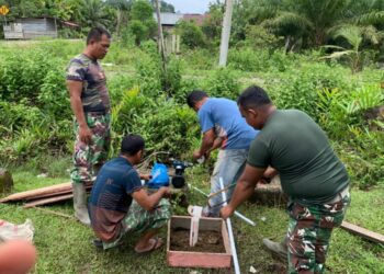 Prajurit Kodam IM melaksanakan program unggulan TNI Angkatan Darat TNI AD bertajuk TNI AD Manunggal Air pada Senin 20102025 KETIKKABARcom Prajurit Kodam IM melaksanakan program unggulan TNI Angkatan Darat TNI AD bertajuk TNI AD Manunggal Air pada Senin 20102025