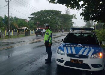 Satuan Lalu Lintas (Satlantas) Polres Aceh Jaya bergerak cepat dengan menggelar patroli intensif di sejumlah ruas jalan utama dan jalan lintas yang teridentifikasi rawan banjir dan genangan air, pada Senin 20 Oktober 2025.