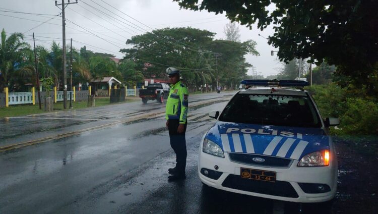Satuan Lalu Lintas Satlantas Polres Aceh Jaya bergerak cepat dengan menggelar patroli intensif di sejumlah ruas jalan utama dan jalan lintas yang teridentifikasi rawan banjir dan genangan air pada Senin 20 Oktober 2025 KETIKKABARcom Satuan Lalu Lintas Satlantas Polres Aceh Jaya bergerak cepat dengan menggelar patroli intensif di sejumlah ruas jalan utama dan jalan lintas yang teridentifikasi rawan banjir dan genangan air pada Senin 20 Oktober 2025