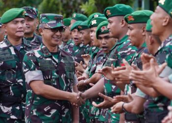 Pangdam IM, Mayor Jenderal TNI Joko Hadi Susilo, S.I.P., memberikan pengarahan khusus kepada seluruh prajurit Batalyon Infanteri (Yonif) 117/KSatria Yudha di Markas Satuan, Jantho, Aceh Besar, Selasa (21/10/2025).