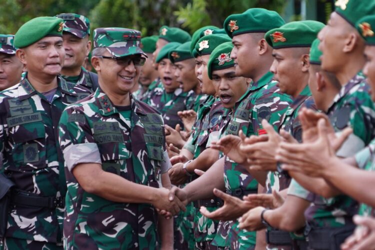 Pangdam IM Mayor Jenderal TNI Joko Hadi Susilo SIP memberikan pengarahan khusus kepada seluruh prajurit Batalyon Infanteri Yonif 117KSatria Yudha di Markas Satuan Jantho Aceh Besar Selasa 21102025 KETIKKABARcom Pangdam IM Mayor Jenderal TNI Joko Hadi Susilo SIP memberikan pengarahan khusus kepada seluruh prajurit Batalyon Infanteri Yonif 117KSatria Yudha di Markas Satuan Jantho Aceh Besar Selasa 21102025