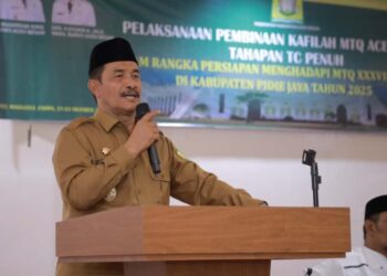 Wakil Bupati Aceh Besar Drs H Syukri A Jalil, menyampaikan arahannya pada pembukaan TC Penuh Kafilah MTQ Aceh Besar, di Hotel Madinatul Zahra, Kecamatan Darul Imarah, Kabupaten Aceh Besar, Selasa (21/10/2025). FOTO/ PROKOPIM PEMKAB ACEH BESAR