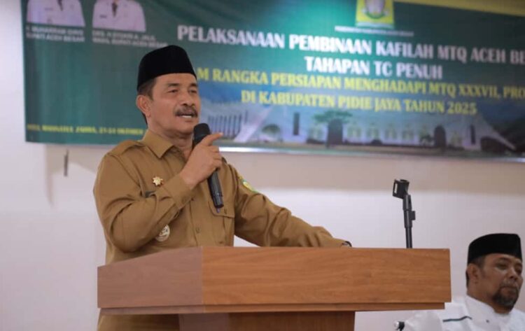 Wakil Bupati Aceh Besar Drs H Syukri A Jalil menyampaikan arahannya pada pembukaan TC Penuh Kafilah MTQ Aceh Besar di Hotel Madinatul Zahra Kecamatan Darul Imarah Kabupaten Aceh Besar Selasa 21102025 FOTO PROKOPIM PEMKAB ACEH BESAR KETIKKABARcom Wakil Bupati Aceh Besar Drs H Syukri A Jalil menyampaikan arahannya pada pembukaan TC Penuh Kafilah MTQ Aceh Besar di Hotel Madinatul Zahra Kecamatan Darul Imarah Kabupaten Aceh Besar Selasa 21102025 FOTO PROKOPIM PEMKAB ACEH BESAR