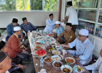 Wakil Bupati Aceh Besar Drs. H. Syukri A. Jalil menghadiri peringatan Maulid Nabi Besar Muhammad SAW dan Haul Abu Razali (pendiri dayah) di Dayah Darul Mukhlisin gampong Lambang Dayah, Kecamatan Simpang Tiga, kabupaten Aceh Besar, Selasa (21/10/2025).