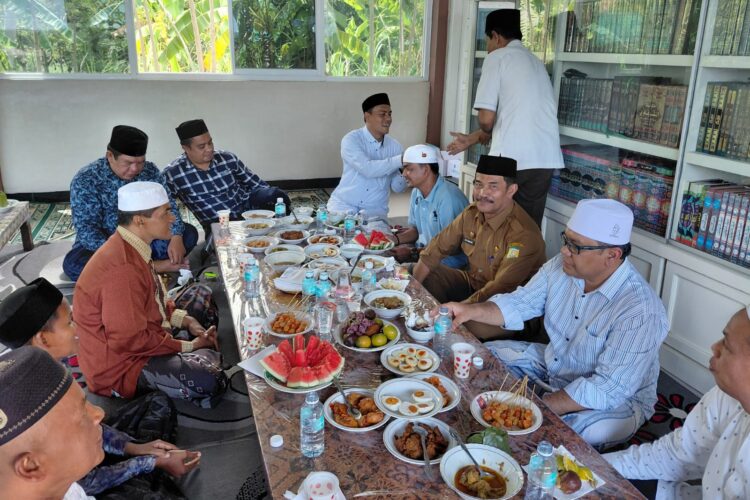 Wakil Bupati Aceh Besar Drs H Syukri A Jalil menghadiri peringatan Maulid Nabi Besar Muhammad SAW dan Haul Abu Razali pendiri dayah di Dayah Darul Mukhlisin gampong Lambang Dayah Kecamatan Simpang Tiga kabupaten Aceh Besar Selasa 21102025