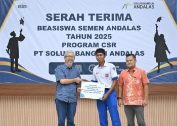 General Manager SBA, Bapak R. Adi Santosa didampingi GA & Comrel Manager SBA, Tafaul Rijal menyerahkan beasiswa Semen Andalas 2025 secara simbolis kepada perwakilan siswa SMA di Andalas Hall, 21 Oktober 2025.