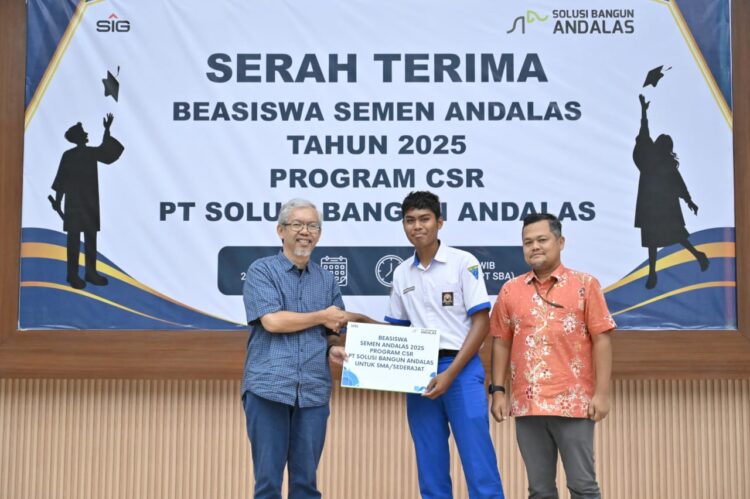 General Manager SBA Bapak R Adi Santosa didampingi GA Comrel Manager SBA Tafaul Rijal menyerahkan beasiswa Semen Andalas 2025 secara simbolis kepada perwakilan siswa SMA di Andalas Hall 21 Oktober 2025 KETIKKABARcom General Manager SBA Bapak R Adi Santosa didampingi GA Comrel Manager SBA Tafaul Rijal menyerahkan beasiswa Semen Andalas 2025 secara simbolis kepada perwakilan siswa SMA di Andalas Hall 21 Oktober 2025