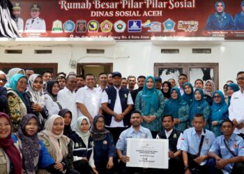 Ibu Gubernur Aceh sekaligus Ketua TP PKK Aceh Ny Marlina Muzakir foto bersama usai meresmikan Rumah Pilar Sosial Dinas Sosial Aceh di Jl Tgk Chik Kuta Karang Banda Aceh Rabu 22102025
