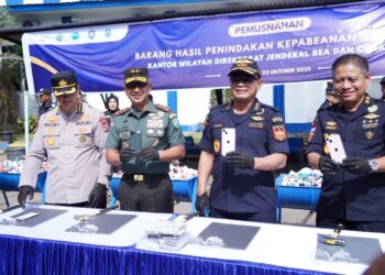 Pangdam IM, Mayor TNI Joko Hadi Susilo, S.I.P. menghadiri kegiatan konferensi pers dan pemusnahan Barang yang Menjadi Milik Negara (BMMN) yang berlangsung di halaman kantor Kanwil DJBC Aceh pada Rabu (22/10/2025).