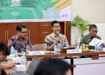Sekretaris Daerah Aceh, M. Nasir, S.IP., MPA., bersama Kasatgas Koordinasi dan Supervisi Wilayah I KPK-RI, Harun Hidayat, memimpin Rapat Koordinasi Monitoring dan Evaluasi MCP Pemerintah Aceh yang diikuti para Kepala Biro dan SKPA, di Ruang Rapat Potda I, Kamis (23/10/2025).