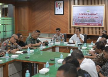 Sekretaris Daerah Aceh, M.Nasir, S.IP, MPA bersama kapolda dan perwakilan Kajati menggelar rapat teknis penertiban tambang ilegal di Aceh, dengan dinas dan unsur terkait di ruang rapat Sekda, Banda Aceh, 22/10/2025
