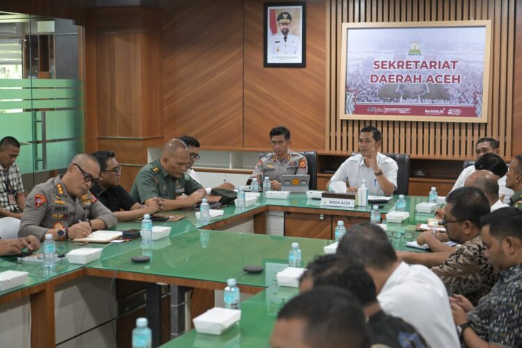 Sekretaris Daerah Aceh MNasir SIP MPA bersama kapolda dan perwakilan Kajati menggelar rapat teknis penertiban tambang ilegal di Aceh dengan dinas dan unsur terkait di ruang rapat Sekda Banda Aceh 22102025 KETIKKABARcom Sekretaris Daerah Aceh MNasir SIP MPA bersama kapolda dan perwakilan Kajati menggelar rapat teknis penertiban tambang ilegal di Aceh dengan dinas dan unsur terkait di ruang rapat Sekda Banda Aceh 22102025