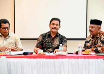 Wakil Bupati Aceh Besar Drs H Syukri A Jalil didampingi Sekda Aceh Besar Bahrul Jamil SSos MSi, Kadis Syariat Islam Aceh Besar Rusdi SSos MSi, pimpin Rapat Koordinasi Persiapan Keberangkatan Kafilah MTQ di Hotel Manidatul Zahra, Kecamatan Darul Imarah, Aceh Besar, Kamis (23/10/2025). FOTO/MC ACEH BESAR