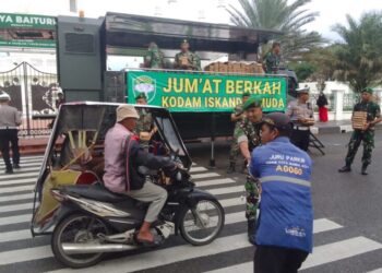 Personel Kodam IM Gelar “Jumat Berkah”, Bagikan Ratusan Paket Sarapan di depan Gerbang Masjid Raya Baiturrahman Banda Aceh, pada Jumat (24/10/2025)./FOTO: HUMAS
