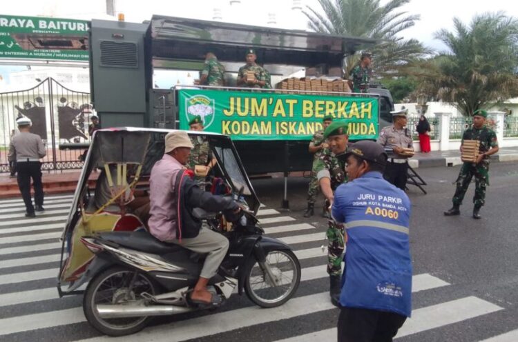 Personel Kodam IM Gelar Jumat Berkah Bagikan Ratusan Paket Sarapan di depan Gerbang Masjid Raya Baiturrahman Banda Aceh pada Jumat 24102025FOTO HUMAS KETIKKABARcom Personel Kodam IM Gelar Jumat Berkah Bagikan Ratusan Paket Sarapan di depan Gerbang Masjid Raya Baiturrahman Banda Aceh pada Jumat 24102025FOTO HUMAS