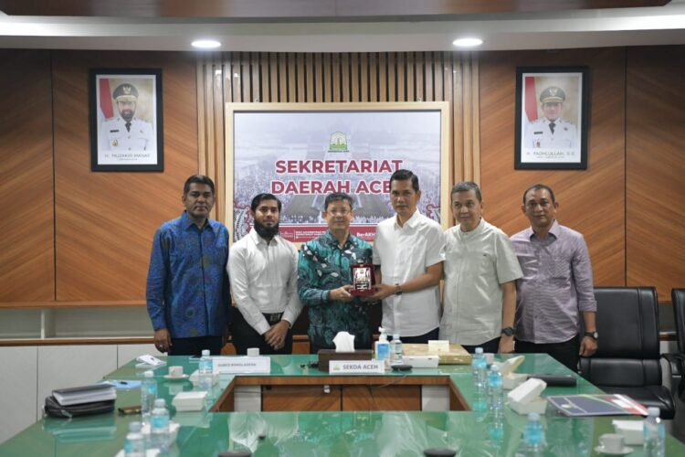 Sekda Aceh M Nasir berdiskusi dengan Duta Besar Bangladesh untuk Indonesia Tarikul Islam di ruang rapat sekda Jumat 24102025 Dalam pertemuan itu Pemerintah Bangladesh menyatakan ketertarikannya untuk menjalin berbagai bentuk kerja sama strategis dengan Pemerintah Aceh terutama di sektor pertanian pendidikan kesehatan dan industri garmen