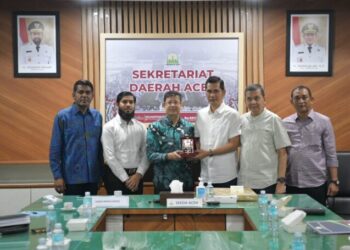 Sekda Aceh, M. Nasir berdiskusi dengan Duta Besar Bangladesh untuk Indonesia, Tarikul Islam, di ruang rapat sekda, Jumat 24/10/2025. Dalam pertemuan itu Pemerintah Bangladesh menyatakan ketertarikannya untuk menjalin berbagai bentuk kerja sama strategis dengan Pemerintah Aceh, terutama di sektor pertanian, pendidikan, kesehatan, dan industri garmen.
