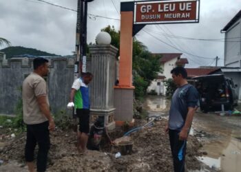Tim Teknik PDAM Tirta Mountala Aceh Besar sedang proses perbaikan kebocoran pipa distribusi air bersih Kawasan Gampong Leu Ue, Kecamatan Darul Imarah Aceh Besar, Jumat (24/10/2025). FOTO/ MC ACEH BESAR