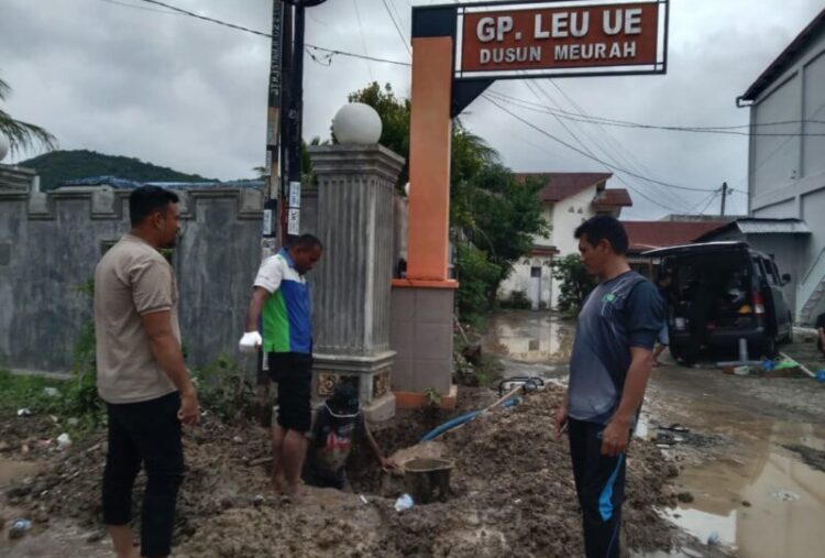 Tim Teknik PDAM Tirta Mountala Aceh Besar sedang proses perbaikan kebocoran pipa distribusi air bersih Kawasan Gampong Leu Ue Kecamatan Darul Imarah Aceh Besar Jumat 24102025 FOTO MC ACEH BESAR KETIKKABARcom Tim Teknik PDAM Tirta Mountala Aceh Besar sedang proses perbaikan kebocoran pipa distribusi air bersih Kawasan Gampong Leu Ue Kecamatan Darul Imarah Aceh Besar Jumat 24102025 FOTO MC ACEH BESAR