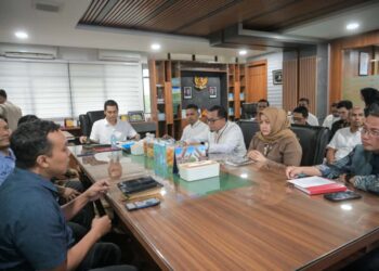 Sekda Aceh, M Nasir, S.IP, MPA, menggelar pertemuan dengan pimpinan perbankan di Aceh untuk membahas persiapan pelaksanaan Aceh Wakaf Summit 2025, di ruang kerja sekda Aceh, Jumat, (24/10/2025).