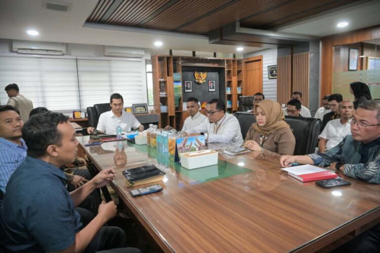 Sekda Aceh M Nasir SIP MPA menggelar pertemuan dengan pimpinan perbankan di Aceh untuk membahas persiapan pelaksanaan Aceh Wakaf Summit 2025 di ruang kerja sekda Aceh Jumat 24102025
