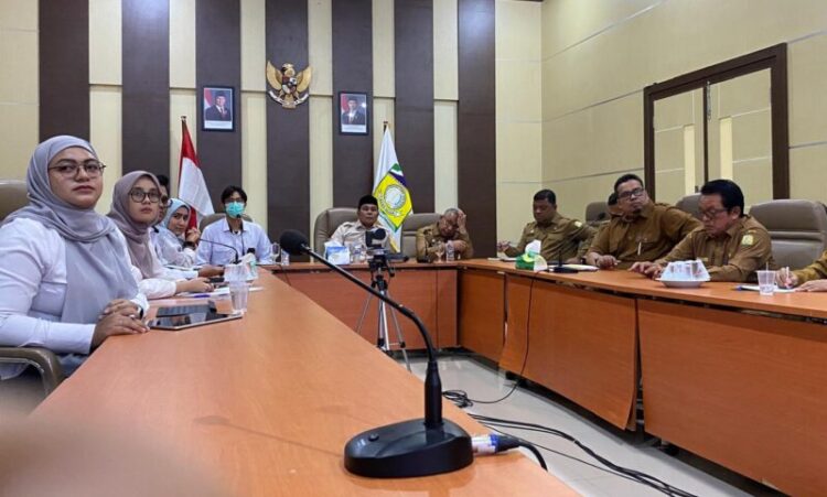 Bupati Aceh Besar H Muharram Idris menerima Tim Entry Meeting BPK RI Perwakilan Aceh yang dipimpin Arief Adrian di ruang rapat Kantor Bupati Aceh Besar Senin 27102025 FOTO PROKOPIM PEMKAB ACEH BESAR