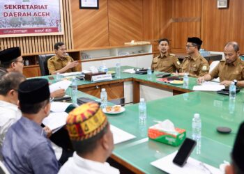 Wakil Gubernur Aceh, Fadhlullah, S.E., memimpin Rapat Dewan Pengawas MTQ Aceh XXXVII Tahun 2025, yang diikuti Kepala SKPA/Biro serta unsur terkait lainnya, di Ruang Rapat Sekda Aceh Aceh, Senin (27/10/2025).