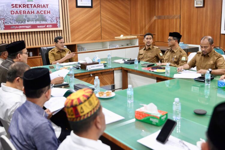 Wakil Gubernur Aceh Fadhlullah SE memimpin Rapat Dewan Pengawas MTQ Aceh XXXVII Tahun 2025 yang diikuti Kepala SKPABiro serta unsur terkait lainnya di Ruang Rapat Sekda Aceh Aceh Senin 27102025