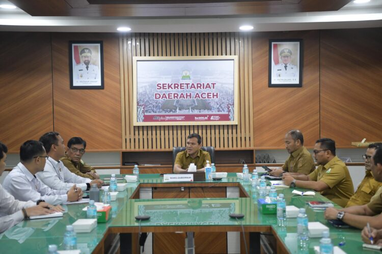 Wakil Gubernur Aceh Fadhlullah SE di dampingi sejumlah kepala SKPA terkait menerima entry meeting tim BPK perwakilan Aceh di ruang rapat Sekda Aceh 27102025