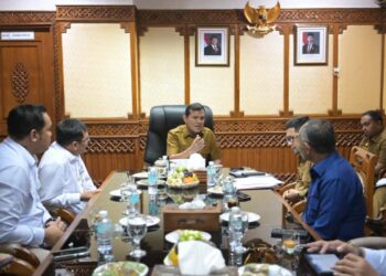 Wakil Gubernur Aceh Fadlullah Menerima Audiensi Tim Derektorat IV pada Jaksa Agung Muda Inteligent Terkait penyelesaian Permasalahan Ruas Jalan Tol Sigli Banda Aceh di ruang rapat Wakil Gubernur Aceh Banda Aceh 27102025 KETIKKABARcom Wakil Gubernur Aceh Fadlullah Menerima Audiensi Tim Derektorat IV pada Jaksa Agung Muda Inteligent Terkait penyelesaian Permasalahan Ruas Jalan Tol Sigli Banda Aceh di ruang rapat Wakil Gubernur Aceh Banda Aceh 27102025