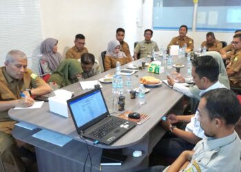 Wakil Bupati Aceh Besar Drs H Syukri memimpin Rapat Koordinasi Antisipasi Dampak Hidrometeorologi memasuki musim penghujan di wilayah Kabupaten Aceh Besar di Aula BPBD Aceh Besar, Senin siang (27/10/2025). FOTO/ PROKOPIM PEMKAB ACEH BESAR