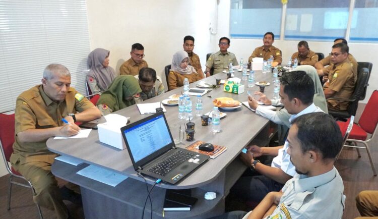 Wakil Bupati Aceh Besar Drs H Syukri memimpin Rapat Koordinasi Antisipasi Dampak Hidrometeorologi memasuki musim penghujan di wilayah Kabupaten Aceh Besar di Aula BPBD Aceh Besar Senin siang 27102025 FOTO PROKOPIM PEMKAB ACEH BESAR KETIKKABARcom Wakil Bupati Aceh Besar Drs H Syukri memimpin Rapat Koordinasi Antisipasi Dampak Hidrometeorologi memasuki musim penghujan di wilayah Kabupaten Aceh Besar di Aula BPBD Aceh Besar Senin siang 27102025 FOTO PROKOPIM PEMKAB ACEH BESAR