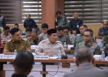 Bupati Aceh Besar H. Muharram Idris menyampaikan usulan daerah pada Rakor Penanggulangan Bencana Tahun 2025 di Gedung Serbaguna Sekretariat Daerah Aceh, Selasa (28/10/2025). FOTO/ PROKOPIM ACEH BESAR