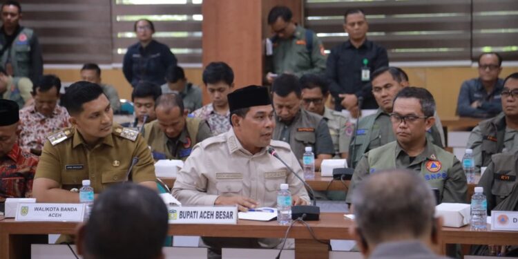 Bupati Aceh Besar H Muharram Idris menyampaikan usulan daerah pada Rakor Penanggulangan Bencana Tahun 2025 di Gedung Serbaguna Sekretariat Daerah Aceh Selasa 28102025 FOTO PROKOPIM ACEH BESAR