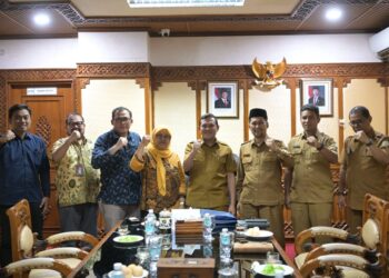 Wakil Gubernur Aceh, Fadhlullah SE, di dampingi Asisten Pemerintahan, Keistimewaan Aceh & Kesejahteraan Rakyat Sekda Aceh Drs. Syakir, M.Si serta SKPA terkait menerima audiensi dari Lembaga Perlindungan Saksi dan Korban (LPSK) di ruang kerjanya, Banda Aceh, Selasa (28/10/2025)