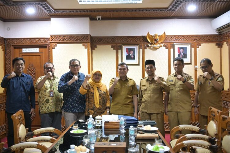 Wakil Gubernur Aceh Fadhlullah SE di dampingi Asisten Pemerintahan Keistimewaan Aceh Kesejahteraan Rakyat Sekda Aceh Drs Syakir MSi serta SKPA terkait menerima audiensi dari Lembaga Perlindungan Saksi dan Korban LPSK di ruang kerjanya Banda Aceh Selasa 28102025 KETIKKABARcom Wakil Gubernur Aceh Fadhlullah SE di dampingi Asisten Pemerintahan Keistimewaan Aceh Kesejahteraan Rakyat Sekda Aceh Drs Syakir MSi serta SKPA terkait menerima audiensi dari Lembaga Perlindungan Saksi dan Korban LPSK di ruang kerjanya Banda Aceh Selasa 28102025