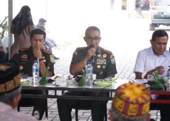 Pangdam IM, Mayor Jenderal TNI Joko Hadi Susilo, S.I.P., bersama Wakil Gubernur Aceh Fadhlullah, S.E., menghadiri musyawarah penyelesaian permasalahan ganti kerugian lahan untuk pembangunan Jalan Tol Ruas Sigli–Banda Aceh di Kedai Kopi Doppio, Grong-Grong, Pidie, pada Rabu (29/10/2025) pagi./Foto Humas KODAM IM