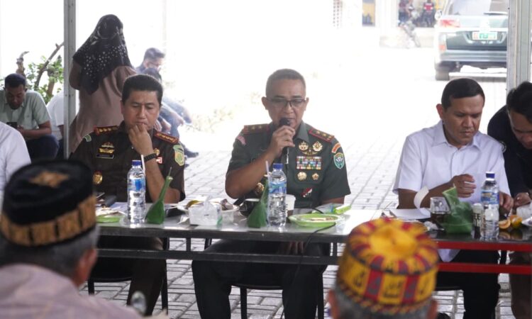 Pangdam IM Mayor Jenderal TNI Joko Hadi Susilo SIP bersama Wakil Gubernur Aceh Fadhlullah SE menghadiri musyawarah penyelesaian permasalahan ganti kerugian lahan untuk pembangunan Jalan Tol Ruas SigliBanda Aceh di Kedai Kopi Doppio Grong Grong Pidie pada Rabu 29102025 pagiFoto Humas KODAM IM