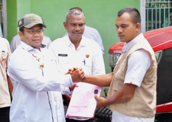 Wali Kota Sabang, Zulkifli H. Adam, menyerahkan dua unit traktor roda empat kepada Kelompok Tani Merdeka di Halaman Kantor Dinas Pertanian dan Pangan pada Rabu (29/10)./HUMAS Pemko Sabang