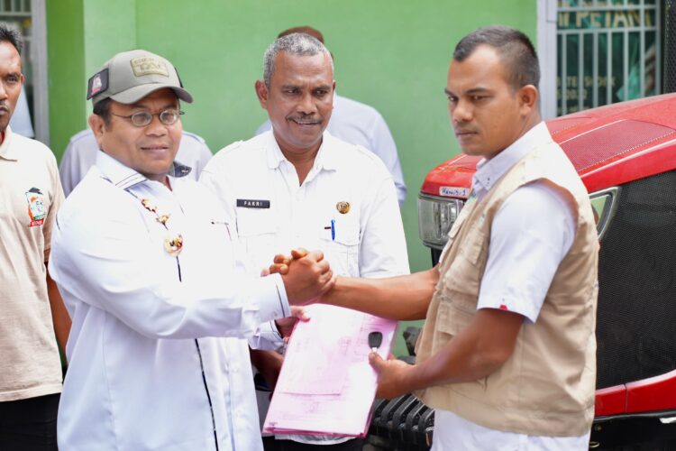 Wali Kota Sabang Zulkifli H Adam menyerahkan dua unit traktor roda empat kepada Kelompok Tani Merdeka di Halaman Kantor Dinas Pertanian dan Pangan pada Rabu 2910HUMAS Pemko Sabang KETIKKABARcom Wali Kota Sabang Zulkifli H Adam menyerahkan dua unit traktor roda empat kepada Kelompok Tani Merdeka di Halaman Kantor Dinas Pertanian dan Pangan pada Rabu 2910HUMAS Pemko Sabang