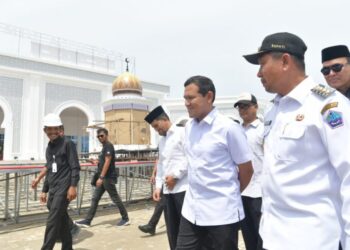 Wakil Gubernur Aceh, Fadhlullah, SE bersama Bupati Pidie Jaya, Sibral Malasy, Asisten I Pemerintahan, Syakir, Kadis Syariat Islam Aceh, Zahroel Fajri, Plh. Inspektur Aceh, Plh. Kadis Dayah Aceh, Karo Adpem, Karo Adpim Setda Aceh serta Forkompinda Pidie Jaya meninjau Arena Utama pelaksanaan MTQ ke - XXXVII di Meureudu, Pidie Jaya, Rabu, 29/10/2025.