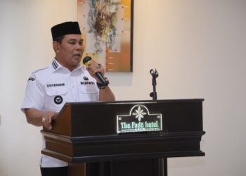 Bupati Aceh Besar H. Muharram Idris (Syech Muharram) saat membuka Lokakarya Percepatan Pengakuan dan Perlindungan Hak-Hak Tenurial MHA sebagai strategi peningkatan pemberdayaan ekonomi dan kesejahteraan masyarakat di The Pade Hotel, Kecamatan Darul Imarah, Aceh Besar, Rabu (29/10/2025). FOTO/MC ACEH BESAR