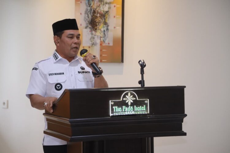 Bupati Aceh Besar H Muharram Idris Syech Muharram saat membuka Lokakarya Percepatan Pengakuan dan Perlindungan HakHak Tenurial MHA sebagai strategi peningkatan pemberdayaan ekonomi dan kesejahteraan masyarakat di The Pade Hotel Kecamatan Darul Imarah Aceh Besar Rabu 29102025 FOTOMC ACEH BESAR KETIKKABARcom Bupati Aceh Besar H Muharram Idris Syech Muharram saat membuka Lokakarya Percepatan Pengakuan dan Perlindungan Hak Hak Tenurial MHA sebagai strategi peningkatan pemberdayaan ekonomi dan kesejahteraan masyarakat di The Pade Hotel Kecamatan Darul Imarah Aceh Besar Rabu 29102025 FOTOMC ACEH BESAR