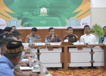 Wakil Gubernur Aceh, Fadhlullah, SE., bersama Kapolda Aceh & perwakilan Forkopimda Aceh serta SKPA terkait melakukan Musyawarah bersama Instansi terkait dan tokoh masyarakat menyangkut dengan percepatan pembangunan jalan tol sibanceh di ruang rapat Potensi Daerah setda Aceh. Kamis, 30/10/2025